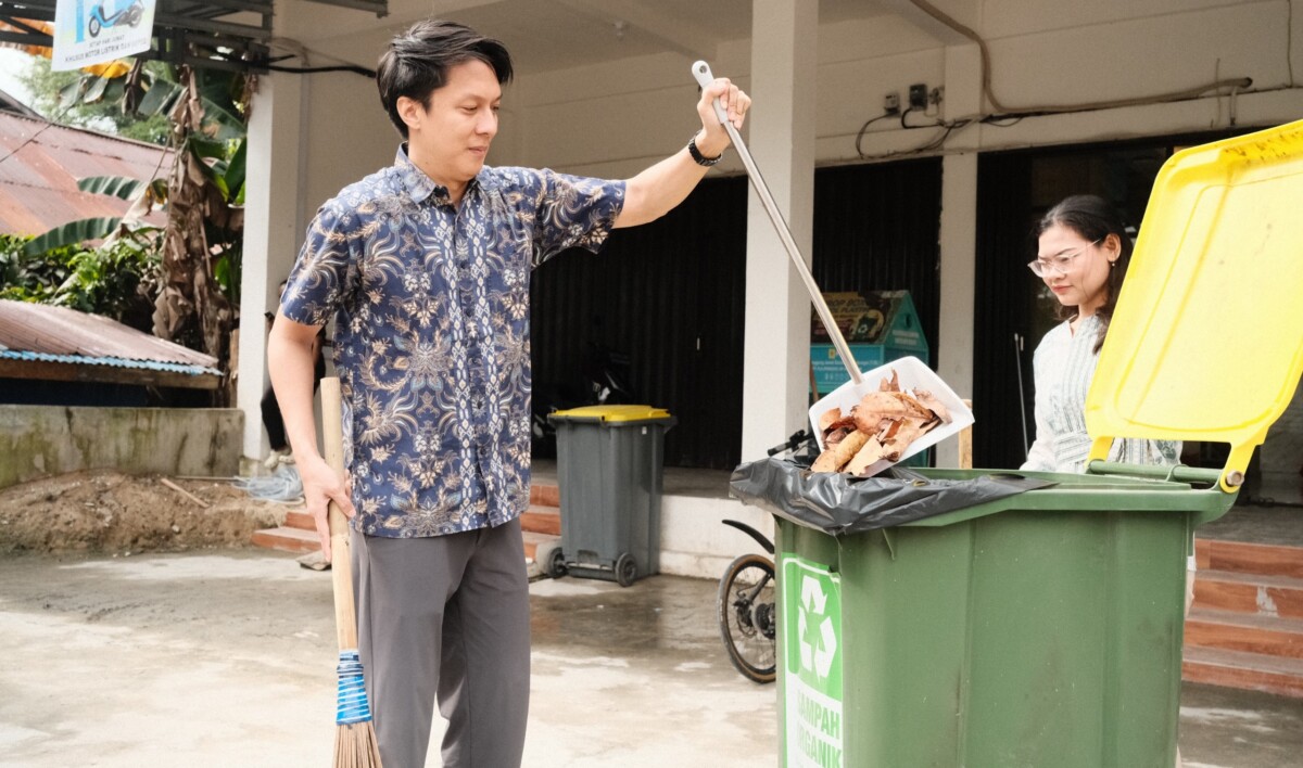 Pegawai PT PLN (Persero) UPP Kalbagbar 2 membersihkan lingkungan sekitar perusahaan.