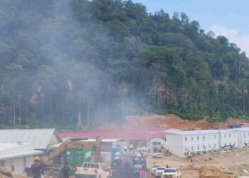Pekerja di Kawasan Industri Pulau Penebang diangkut menggunakan kendaraan LV. Situasi ini dinilai membahayakan keselamatan pekerja. Foto kiriman dari pekerja di KIPP