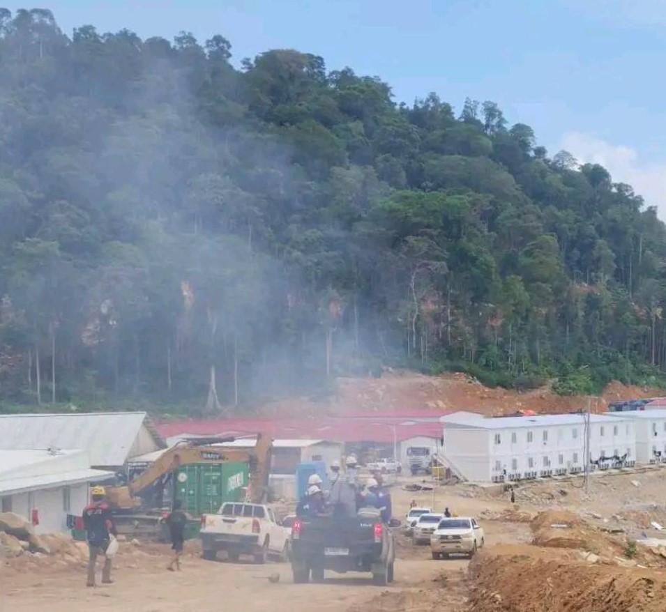 Pekerja di Kawasan Industri Pulau Penebang diangkut menggunakan kendaraan LV. Situasi ini dinilai membahayakan keselamatan pekerja. Foto kiriman dari pekerja di KIPP