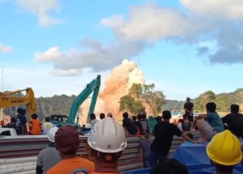 Pekerja di Kawasan Industri Pulau Penebang menyaksikan peledakan bukit di pulau tersebut. Foto dikirim oleh pekerja KIPP