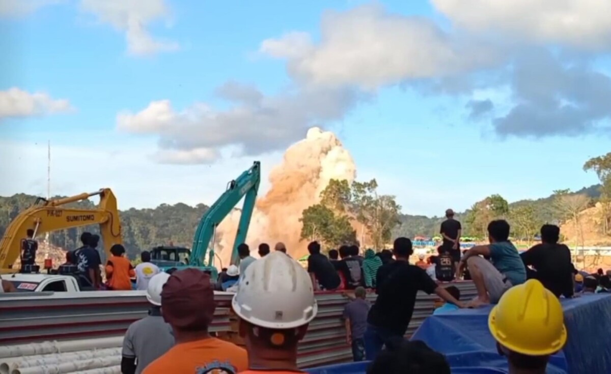 Pekerja di Kawasan Industri Pulau Penebang menyaksikan peledakan bukit di pulau tersebut. Foto dikirim oleh pekerja KIPP