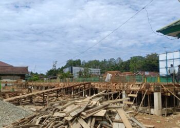 Pembangunan gedung MIN Kapuas Hulu baru sampai tahap pondasi dan pengecoran lantai. Warga menyesalkan lambatnya pembangunan ini. Foto Taufiq AS Jurnalis.co.id