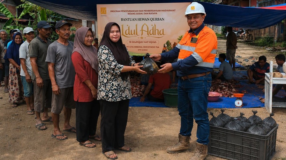 Perwakilan PT CMI menyerahkan daging kurban kepada masyarakat secara langsung.