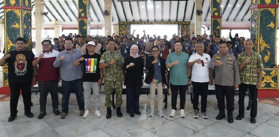 Peserta Turnamen Domino foto bersama Forkopimda Malang Raya