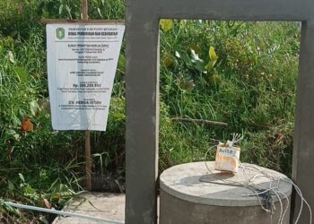 Plang proyek dipasang di sebelah item pekerjaan. Namun plang tersebut tidak bisa dilihat masyarakat karena terkesan disembunyikan.