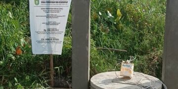Plang proyek dipasang di sebelah item pekerjaan. Namun plang tersebut tidak bisa dilihat masyarakat karena terkesan disembunyikan.