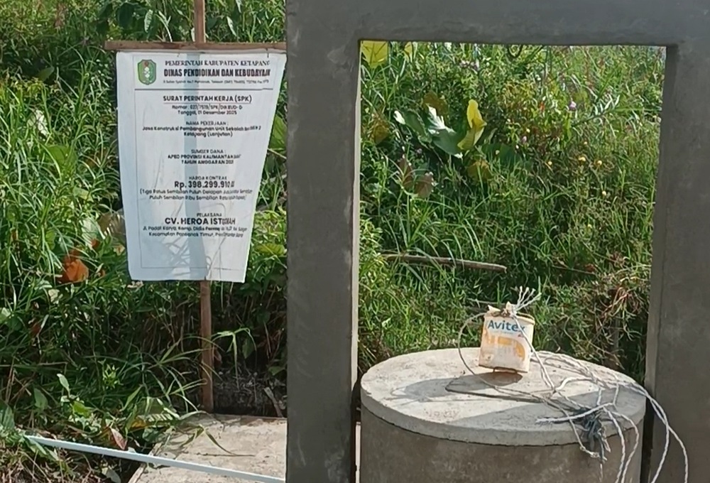 Plang proyek dipasang di sebelah item pekerjaan. Namun plang tersebut tidak bisa dilihat masyarakat karena terkesan disembunyikan.