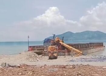 Satu unit Crane terbalik di atas kapal yang berada di Kawasan Industri Pulau Penebang. Insiden ini dikabarkan terjadi pada April 2026. Foto dikirim oleh pekerja KIPP