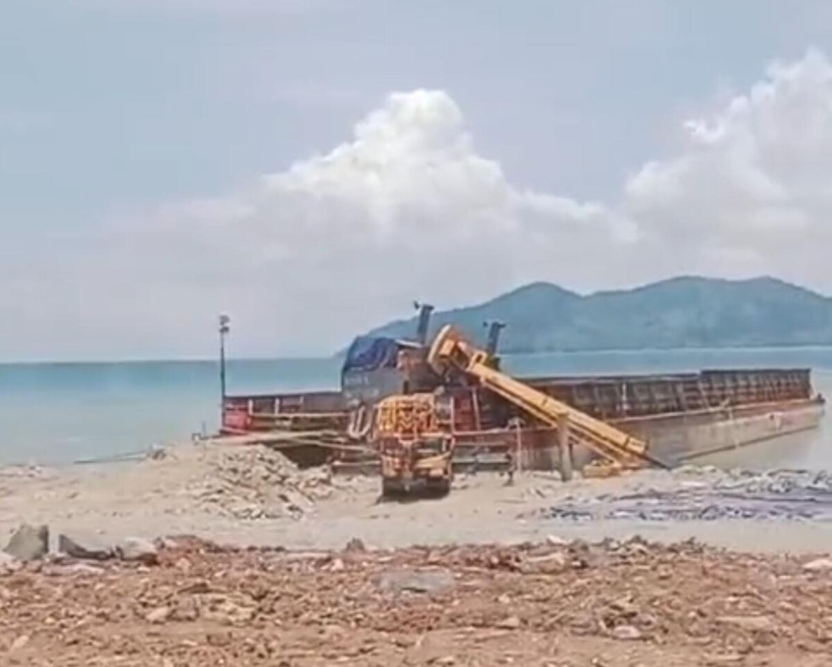 Satu unit Crane terbalik di atas kapal yang berada di Kawasan Industri Pulau Penebang. Insiden ini dikabarkan terjadi pada April 2026. Foto dikirim oleh pekerja KIPP