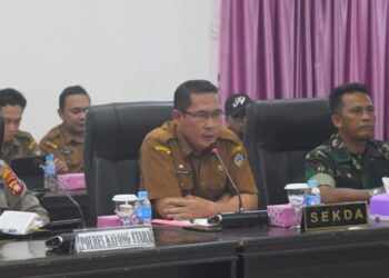 Sekda Kabupaten Kayong Utara bersama TNI, Polri dan Anggota DPRD mengdengarkan aspirasi AMMPKU soal program MBG.