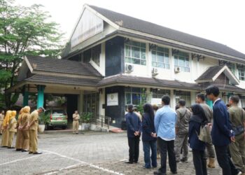 Sekretaris Daerah Kota Pontianak, Amirullah, memberikan arahan kepada ASN se-Kecamatan Pontianak Kota. Foto: Prokopim for Jurnalis.co.id