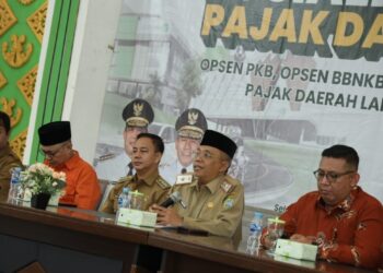 Sekretaris Daerah Kota Pontianak, Amirullah, membuka sosialisasi dan layanan pajak daerah Go Kecamatan (Gokatan) di Aula Kantor Camat Pontianak Tenggara. Foto Prokopim