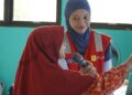Srikandi PLN, Shofa Permatasari, memberikan edukasi keselamatan ketenagalistrikan kepada para murid SD Negeri 014 Lamaru melalui pendekatan interaktif yang menyenangkan.