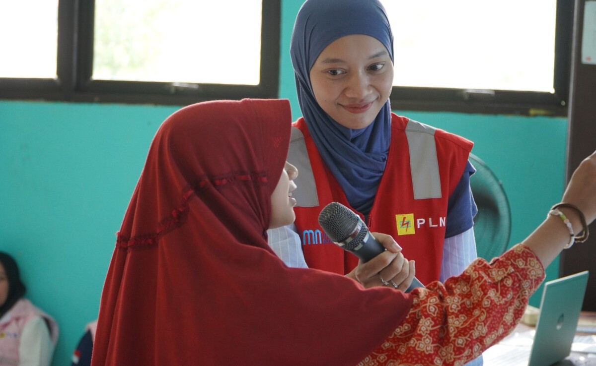 Srikandi PLN, Shofa Permatasari, memberikan edukasi keselamatan ketenagalistrikan kepada para murid SD Negeri 014 Lamaru melalui pendekatan interaktif yang menyenangkan.
