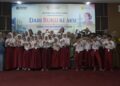 Srikandi PLN UP2B Kalbar, pengelola Rumah Pintar Punggur Cerdas, dan siswa-siswi SDN 22 Pontianak foto bersama usai kegiatan edukasi kelistrikan dan literasi.