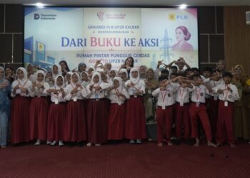 Srikandi PLN UP2B Kalbar, pengelola Rumah Pintar Punggur Cerdas, dan siswa-siswi SDN 22 Pontianak foto bersama usai kegiatan edukasi kelistrikan dan literasi.