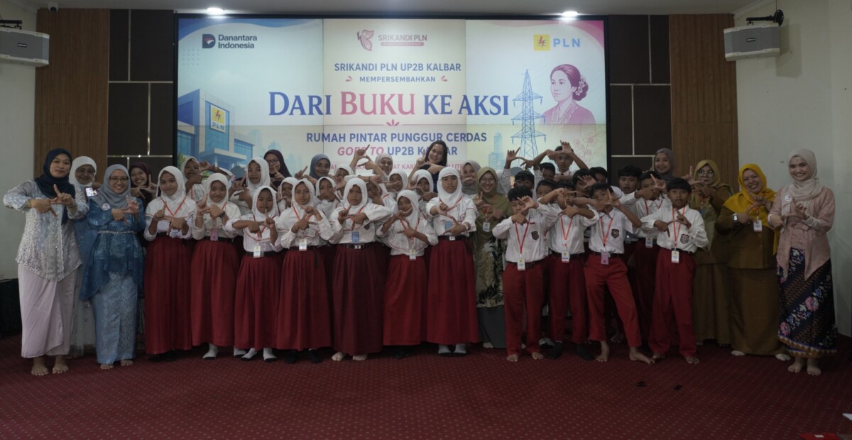Srikandi PLN UP2B Kalbar, pengelola Rumah Pintar Punggur Cerdas, dan siswa-siswi SDN 22 Pontianak foto bersama usai kegiatan edukasi kelistrikan dan literasi.