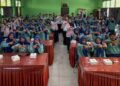 Srikandi PLN UPT Pontianak, UP2B Kalimantan Barat dan UID Kalimantan Barat berfoto bersama siswa SMA Negeri 6 Pontianak usai kegiatan Srikandi Goes to School