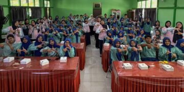 Srikandi PLN UPT Pontianak, UP2B Kalimantan Barat dan UID Kalimantan Barat berfoto bersama siswa SMA Negeri 6 Pontianak usai kegiatan Srikandi Goes to School