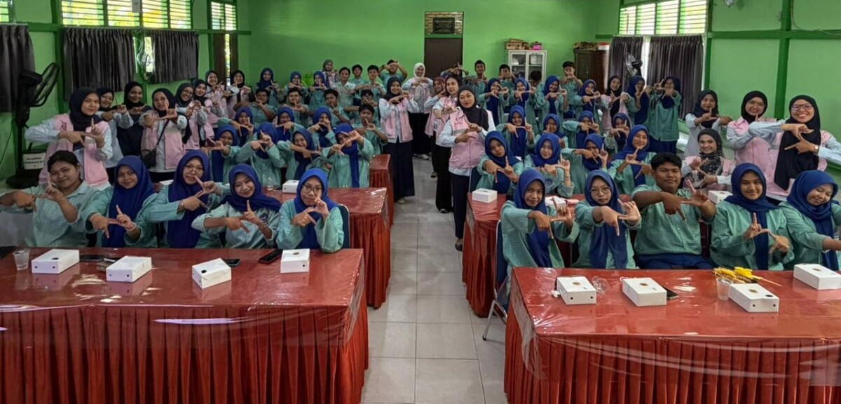 Srikandi PLN UPT Pontianak, UP2B Kalimantan Barat dan UID Kalimantan Barat berfoto bersama siswa SMA Negeri 6 Pontianak usai kegiatan Srikandi Goes to School