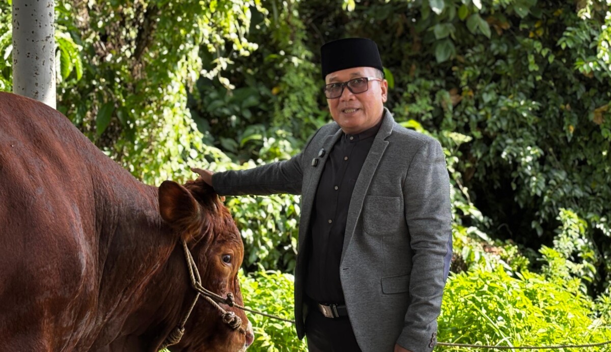 Sujiwo melihat hewan kurban bantuan dari Presiden Prabowo, Rabu, 27 Mei 2026. Foto: Syamsul Arifin/Jurnalis.co.id
