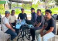 Tokoh masyarakat Desa Nipah Kuning, Kabupaten Kayong Utara berdiskusi membahas penundaan Pilkades Serentak 2026.