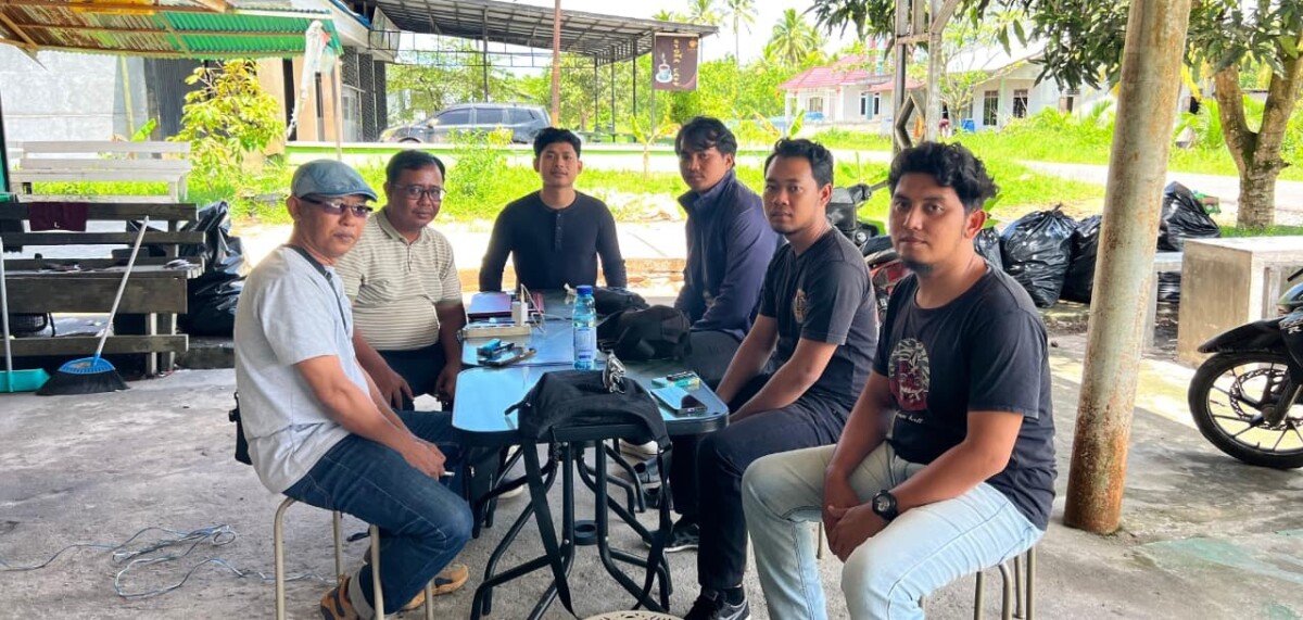 Tokoh masyarakat Desa Nipah Kuning, Kabupaten Kayong Utara berdiskusi membahas penundaan Pilkades Serentak 2026.
