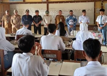 Wabup Kapuas Hulu, Sukardi, bersama Anggota DPRD memantau langsung pelaksanaan program MBG di SMA Negeri 02 Putussibau. Foto: Taufiq AS/Jurnalis.co.id