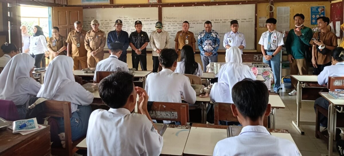 Wabup Kapuas Hulu, Sukardi, bersama Anggota DPRD memantau langsung pelaksanaan program MBG di SMA Negeri 02 Putussibau. Foto: Taufiq AS/Jurnalis.co.id
