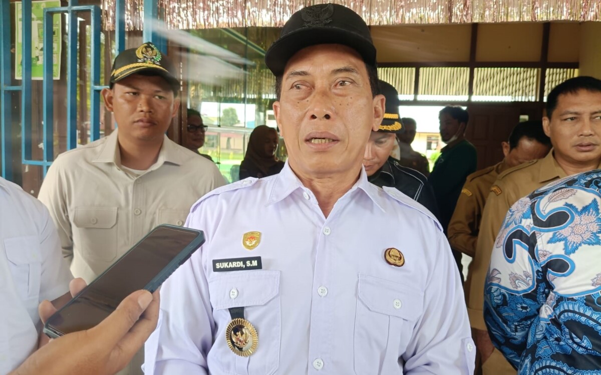 Wabup Kapuas Hulu, Sukardi, diwawancarai soal rencana pembangunan Sekolah Rakyat. Foto: Taufiq AS/Jurnalis.co.id