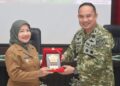 Wabup Malang menerima cinderamata dari Kolonel Czi Chotman Jumei Arisandy yang mewakili Kepala Staf Teritorial TNI, Selasa, 19 Mei 2026. Foto Probohati Nur Hamzah