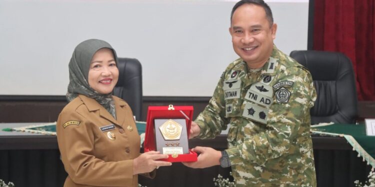 Wabup Malang menerima cinderamata dari Kolonel Czi Chotman Jumei Arisandy yang mewakili Kepala Staf Teritorial TNI, Selasa, 19 Mei 2026. Foto Probohati Nur Hamzah