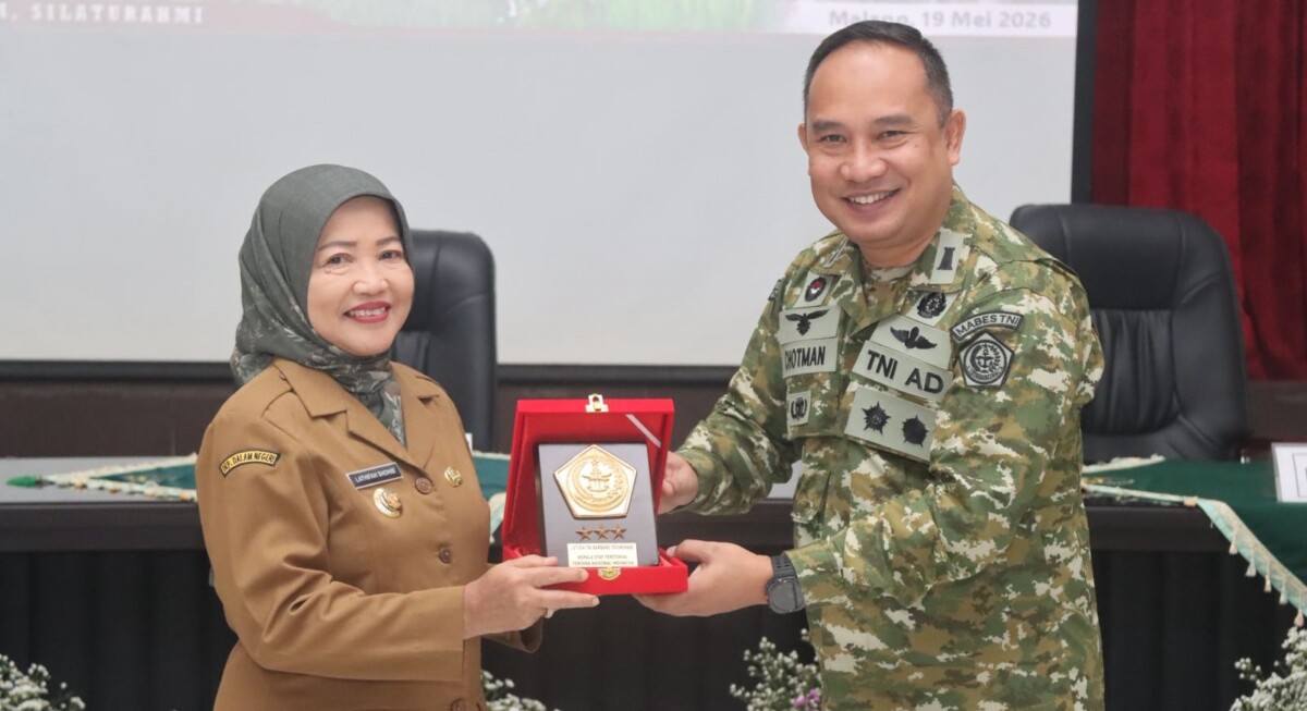 Wabup Malang menerima cinderamata dari Kolonel Czi Chotman Jumei Arisandy yang mewakili Kepala Staf Teritorial TNI, Selasa, 19 Mei 2026. Foto Probohati Nur Hamzah
