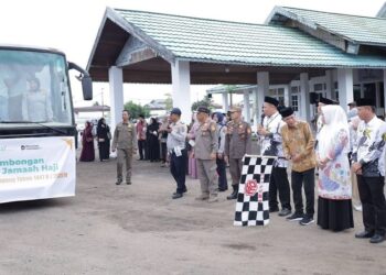 Wakil Bupati Ketapang, Jamhuri Amir, melepas keberangkatan 12 Calon Jemaah Haji, Jumat, 8 Mei 2026. Foto: Prokopim for Jurnalis.co.id