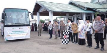Wakil Bupati Ketapang, Jamhuri Amir, melepas keberangkatan 12 Calon Jemaah Haji, Jumat, 8 Mei 2026. Foto: Prokopim for Jurnalis.co.id