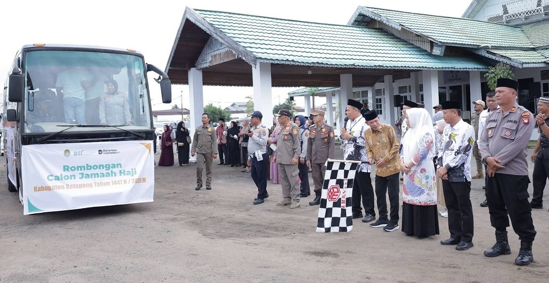 Wakil Bupati Ketapang, Jamhuri Amir, melepas keberangkatan 12 Calon Jemaah Haji, Jumat, 8 Mei 2026. Foto: Prokopim for Jurnalis.co.id