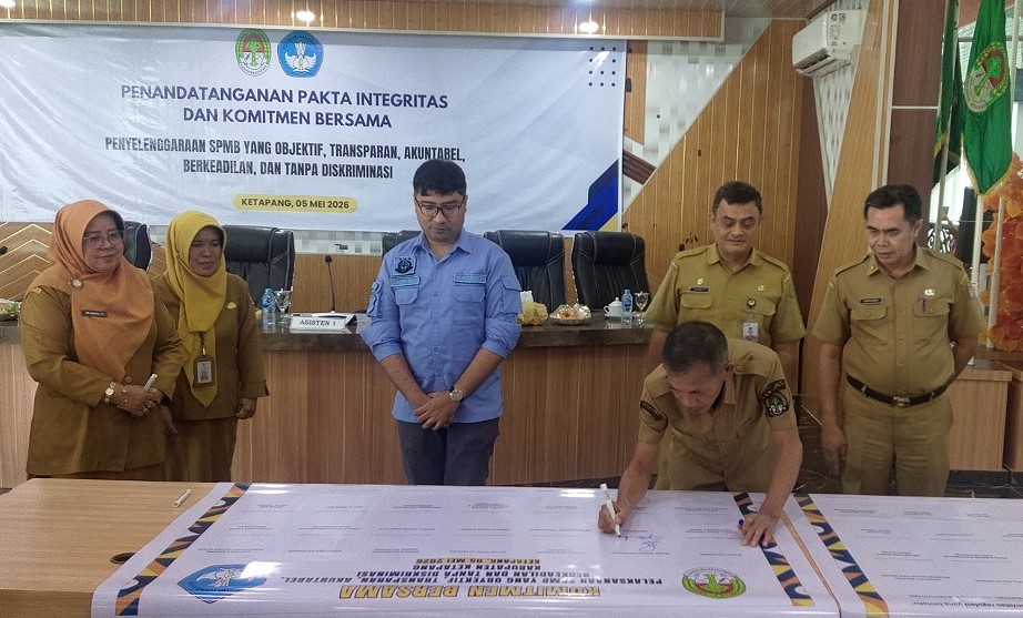Wakil Bupati Ketapang, Jamhuri, melakukan Penandatanganan pakta integritas SPMB, Selasa, 5 Mei 2026.