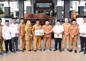 Wakil Bupati Kubu Raya, Sukiryanto, menyerahkan sapi kurban secara simbolis di halaman kantor bupati, Rabu, 27 Mei 2026. Foto: Syamsul Arifin/Jurnalis.co.id