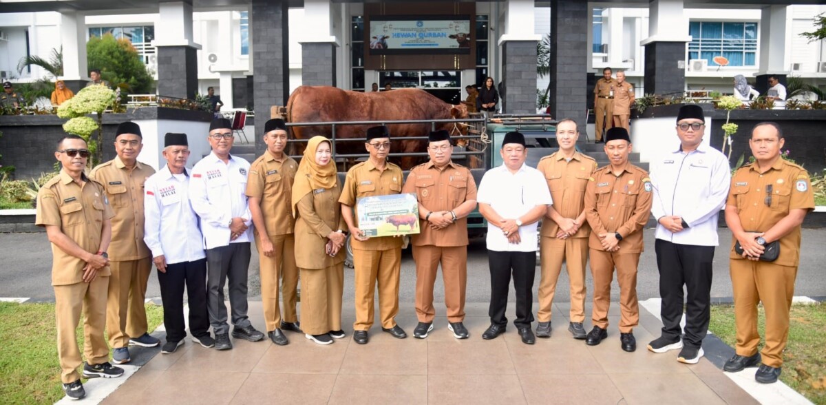 Wakil Bupati Kubu Raya, Sukiryanto, menyerahkan sapi kurban secara simbolis di halaman kantor bupati, Rabu, 27 Mei 2026. Foto: Syamsul Arifin/Jurnalis.co.id