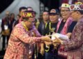 Wakil Bupati Sukiryanto dalam penutupan perayaan Naik Dango ke 41 di Rumah Adat Dayak Kanayatn, Desa Lingga, Kecamatan Sungai Ambawang. Foto Syamsul Arifin