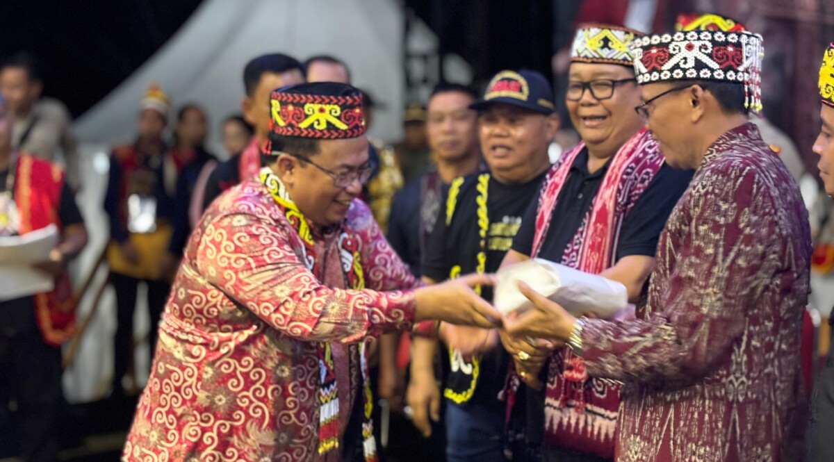 Wakil Bupati Sukiryanto dalam penutupan perayaan Naik Dango ke 41 di Rumah Adat Dayak Kanayatn, Desa Lingga, Kecamatan Sungai Ambawang. Foto Syamsul Arifin