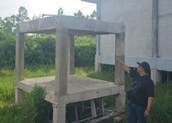 Wakil Ketua LAKI Ketapang, Ujang Yandi melihatkan salah satu pekerjaan yang menguras biaya hampir Rp 400 juta.