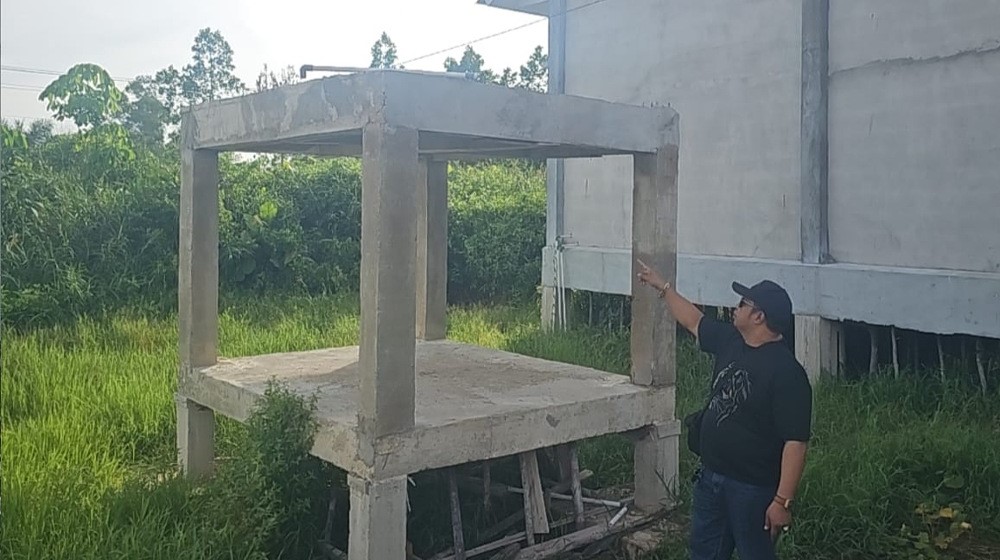 Wakil Ketua LAKI Ketapang, Ujang Yandi melihatkan salah satu pekerjaan yang menguras biaya hampir Rp 400 juta.