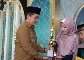Wakil Wali Kota Pontianak Bahasan menyerahkan piala dan piagam penghargaan kepada salah satu pemenang MTQ XXXIV tingkat Kecamatan Pontianak Selatan pada Senin, 11 Mei 2026. Foto: Prokopim for Jurnalis.co.id