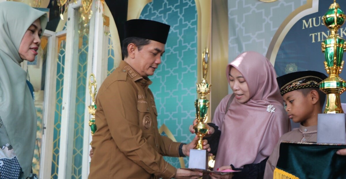 Wakil Wali Kota Pontianak Bahasan menyerahkan piala dan piagam penghargaan kepada salah satu pemenang MTQ XXXIV tingkat Kecamatan Pontianak Selatan pada Senin, 11 Mei 2026. Foto: Prokopim for Jurnalis.co.id