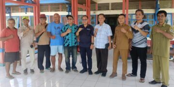 Warga Desa Pala Pulau berunding dengan PT BIA di Kantor Camat Putussibau Utara, Selasa, 19 Mei 2026. Foto: Taufiq AS/Jurnalis.co.id