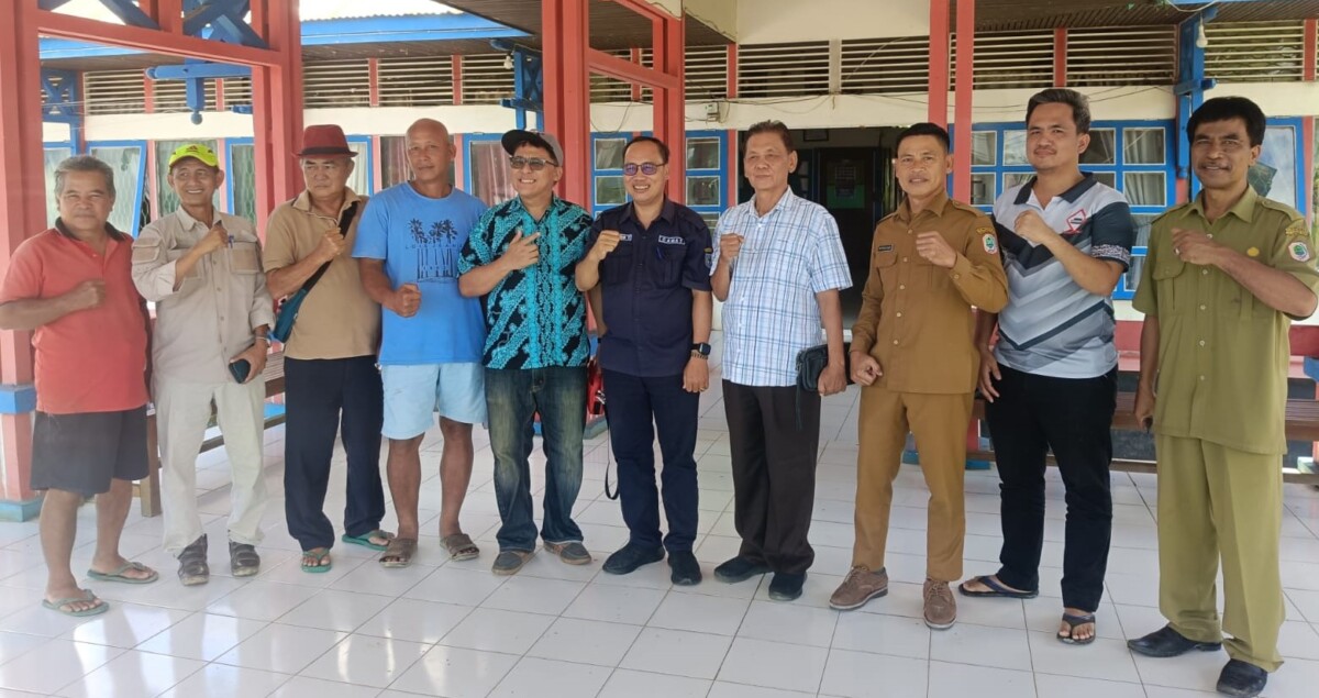 Warga Desa Pala Pulau berunding dengan PT BIA di Kantor Camat Putussibau Utara, Selasa, 19 Mei 2026. Foto: Taufiq AS/Jurnalis.co.id