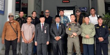 Warga dan Tokoh Masyarakat di Desa Buak Limbang dan Desa Sungai Unin melaporkan operasional Kafe remang-remang ke DPRD Kapuas Hulu, Selasa, 12 Mei 2026. Foto: Taufiq AS/Jurnalis.co.id