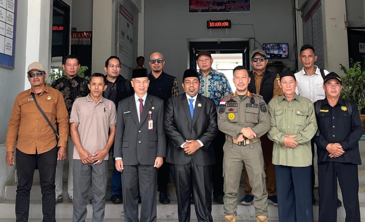 Warga dan Tokoh Masyarakat di Desa Buak Limbang dan Desa Sungai Unin melaporkan operasional Kafe remang-remang ke DPRD Kapuas Hulu, Selasa, 12 Mei 2026. Foto: Taufiq AS/Jurnalis.co.id