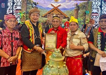 Wagub Krisantus Raih Gelar Adat Cendaga Bandar Bicara Tuah Benua di PGD ke-40